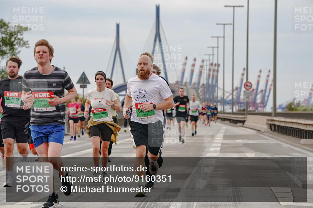 03.10.2025 - Köhlbrandbrückenlauf Michael Burmester http://msf.ph/oto/9160351 03.10.2025 15:52:24 Position 3 8966, 7560, 7296, 9213 meine-sportfotos.de