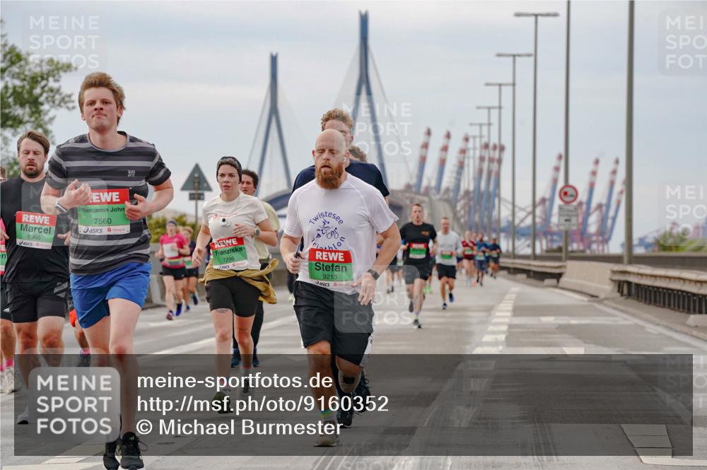 03.10.2025 - Köhlbrandbrückenlauf Michael Burmester http://msf.ph/oto/9160352 03.10.2025 15:52:24 Position 3 8966, 7560, 7296, 9213 meine-sportfotos.de