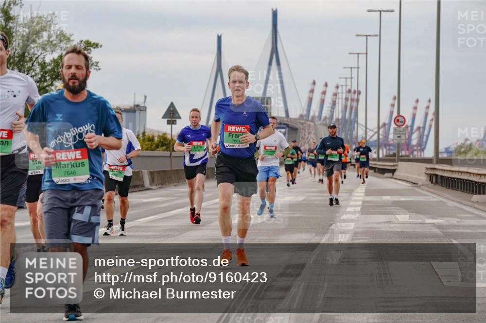 03.10.2025 - Köhlbrandbrückenlauf Michael Burmester http://msf.ph/oto/9160423 03.10.2025 15:52:56 Position 3 8064, 7646, 5, 7601 meine-sportfotos.de