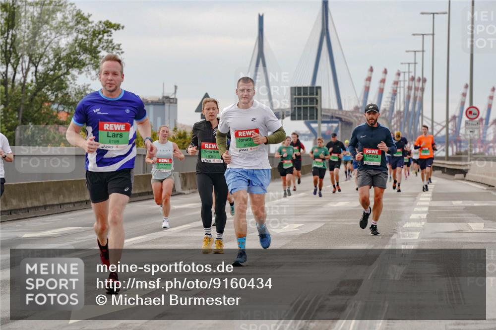 03.10.2025 - Köhlbrandbrückenlauf Michael Burmester http://msf.ph/oto/9160434 03.10.2025 15:53:00 Position 3 8199, 9353, 9102 meine-sportfotos.de