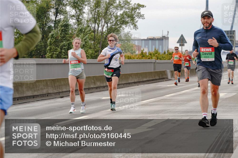 03.10.2025 - Köhlbrandbrückenlauf Michael Burmester http://msf.ph/oto/9160445 03.10.2025 15:53:05 Position 3 900, 7056, 9354 meine-sportfotos.de