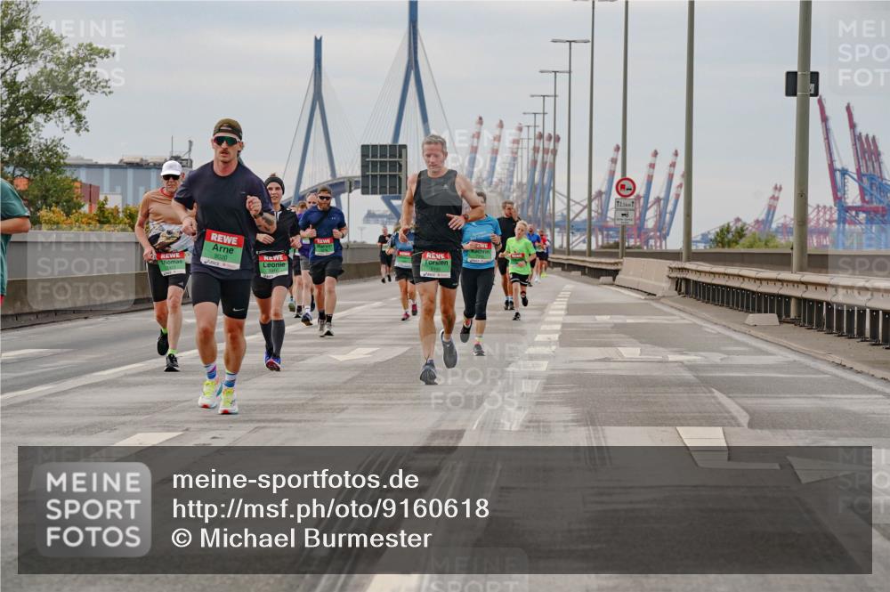 03.10.2025 - Köhlbrandbrückenlauf Michael Burmester http://msf.ph/oto/9160618 03.10.2025 15:54:22 Position 3 9020, 7319, 12, 5 meine-sportfotos.de