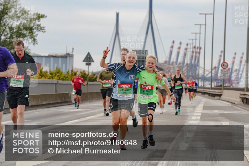 03.10.2025 - Köhlbrandbrückenlauf Michael Burmester http://msf.ph/oto/9160648 03.10.2025 15:54:34 Position 3 9091, 8862, 8866 meine-sportfotos.de