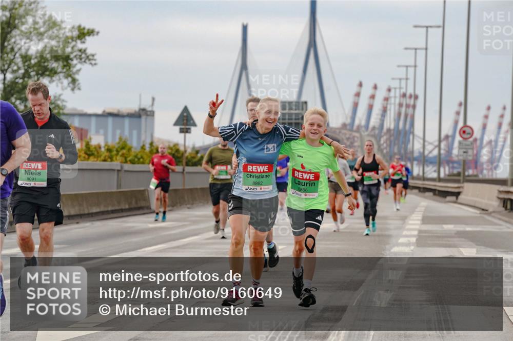 03.10.2025 - Köhlbrandbrückenlauf Michael Burmester http://msf.ph/oto/9160649 03.10.2025 15:54:34 Position 3 9091, 8862, 8866 meine-sportfotos.de
