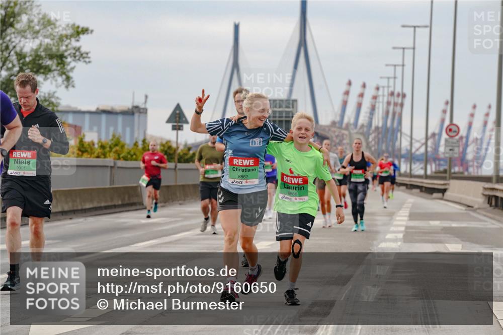 03.10.2025 - Köhlbrandbrückenlauf Michael Burmester http://msf.ph/oto/9160650 03.10.2025 15:54:34 Position 3 9091, 8862, 8866 meine-sportfotos.de