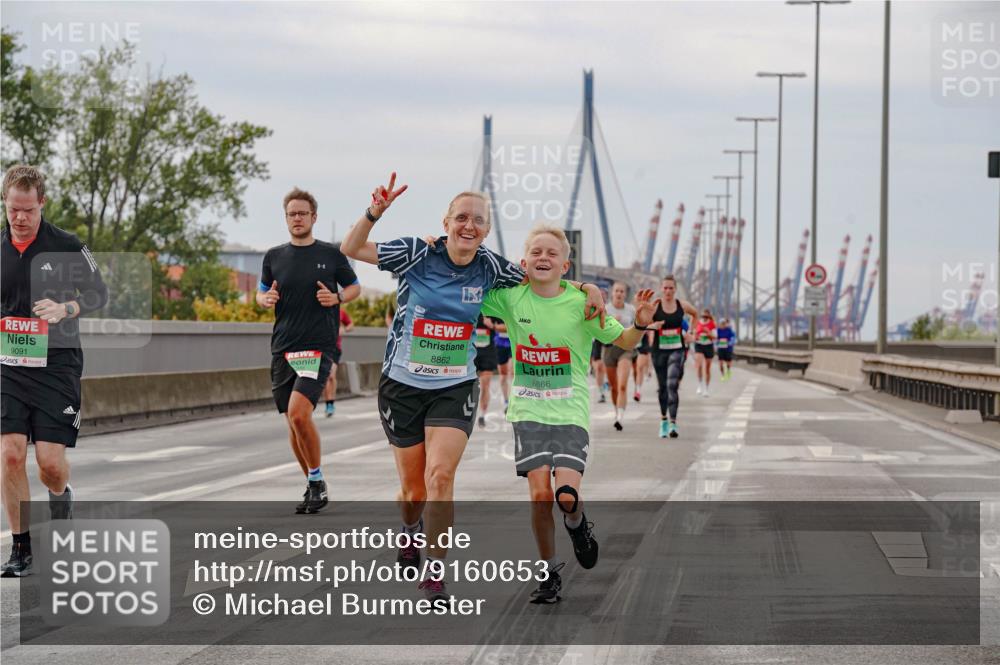 03.10.2025 - Köhlbrandbrückenlauf Michael Burmester http://msf.ph/oto/9160653 03.10.2025 15:54:36 Position 3 9091, 8862, 8866 meine-sportfotos.de