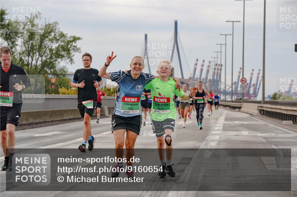 03.10.2025 - Köhlbrandbrückenlauf Michael Burmester http://msf.ph/oto/9160654 03.10.2025 15:54:36 Position 3 9091, 8862, 8866 meine-sportfotos.de