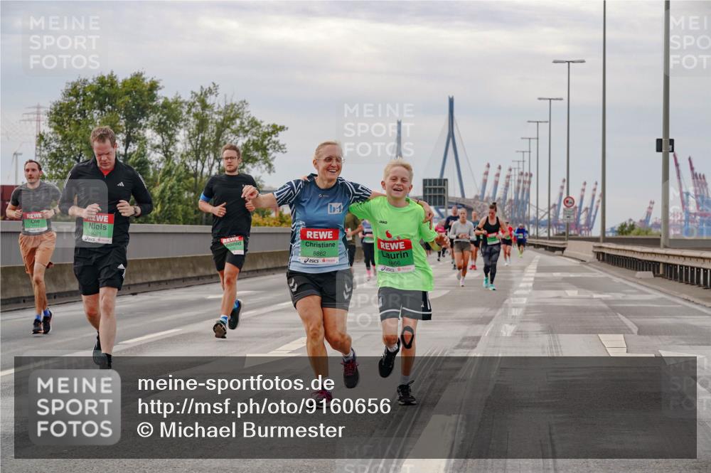 03.10.2025 - Köhlbrandbrückenlauf Michael Burmester http://msf.ph/oto/9160656 03.10.2025 15:54:37 Position 3 9091, 8862, 8866 meine-sportfotos.de
