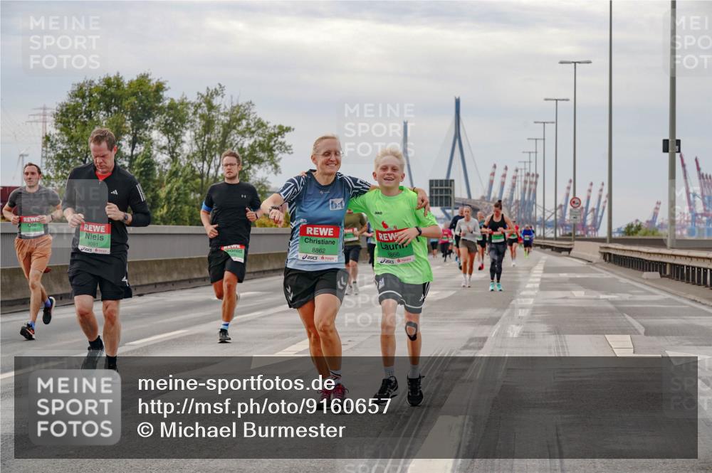 03.10.2025 - Köhlbrandbrückenlauf Michael Burmester http://msf.ph/oto/9160657 03.10.2025 15:54:37 Position 3 9091, 8862, 8866 meine-sportfotos.de
