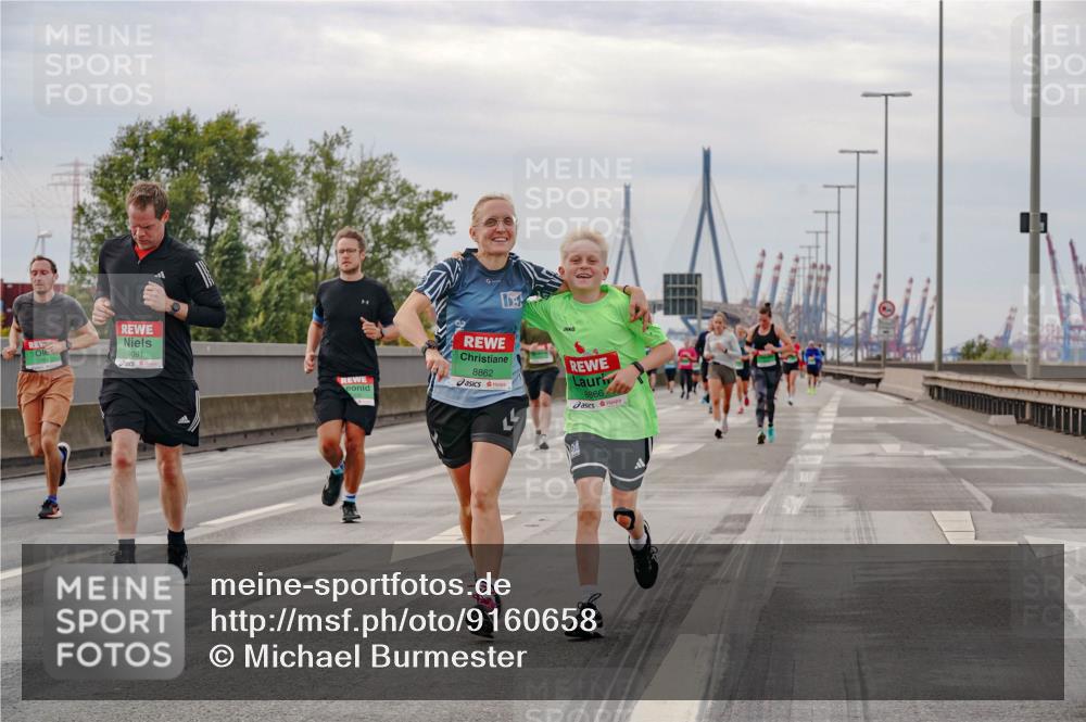 03.10.2025 - Köhlbrandbrückenlauf Michael Burmester http://msf.ph/oto/9160658 03.10.2025 15:54:37 Position 3 9091, 8862, 8866 meine-sportfotos.de