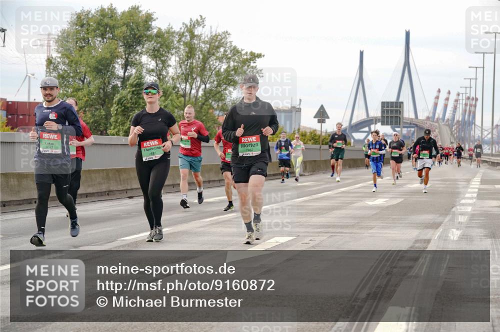 03.10.2025 - Köhlbrandbrückenlauf Michael Burmester http://msf.ph/oto/9160872 03.10.2025 15:56:07 Position 3 9671, 7583, 7452 meine-sportfotos.de