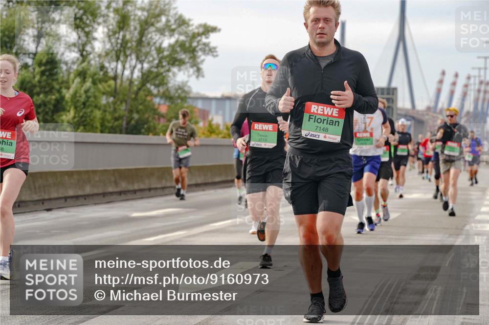 03.10.2025 - Köhlbrandbrückenlauf Michael Burmester http://msf.ph/oto/9160973 03.10.2025 15:56:54 Position 3 68, 7148, 9710 meine-sportfotos.de