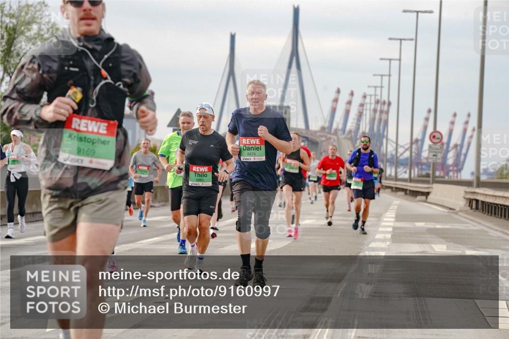 03.10.2025 - Köhlbrandbrückenlauf Michael Burmester http://msf.ph/oto/9160997 03.10.2025 15:57:03 Position 3 9169, 9061, 9474 meine-sportfotos.de