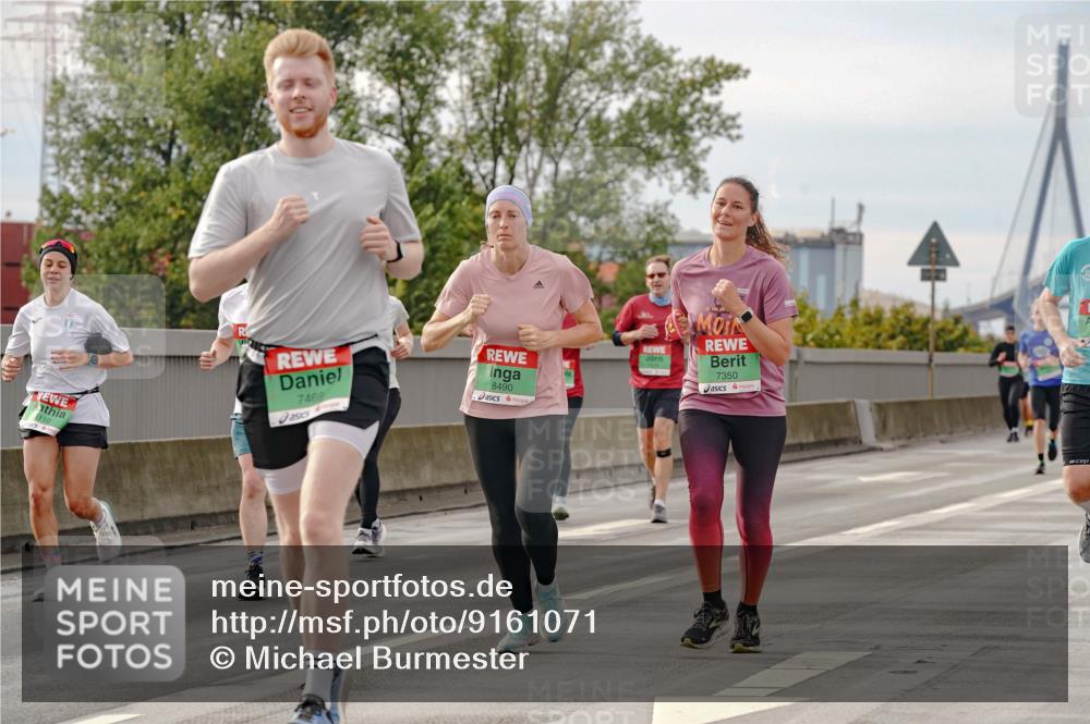 03.10.2025 - Köhlbrandbrückenlauf Michael Burmester http://msf.ph/oto/9161071 03.10.2025 15:57:30 Position 3 110, 7469, 8490, 7350 meine-sportfotos.de