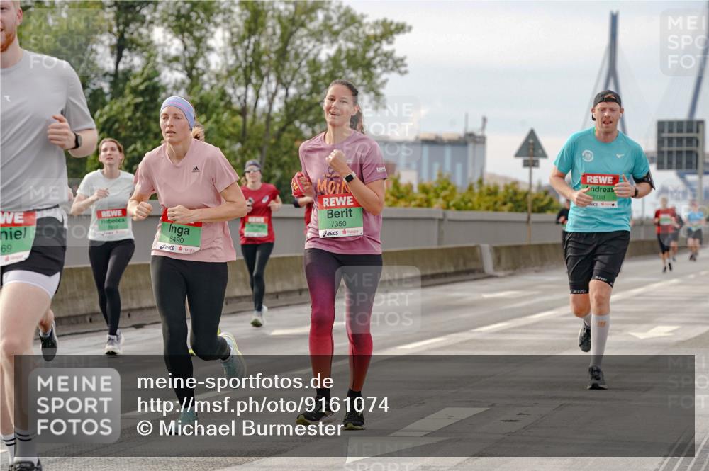 03.10.2025 - Köhlbrandbrückenlauf Michael Burmester http://msf.ph/oto/9161074 03.10.2025 15:57:31 Position 3 69, 8490, 7350, 7488, 100 meine-sportfotos.de