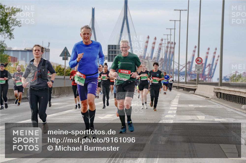 03.10.2025 - Köhlbrandbrückenlauf Michael Burmester http://msf.ph/oto/9161096 03.10.2025 15:57:43 Position 3 7656 meine-sportfotos.de