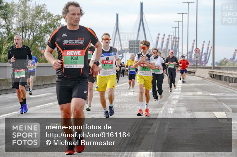 03.10.2025 - Köhlbrandbrückenlauf Michael Burmester http://msf.ph/oto/9161184 03.10.2025 15:58:19 Position 3 2010, 9300, 7435, 7153, 7154 meine-sportfotos.de