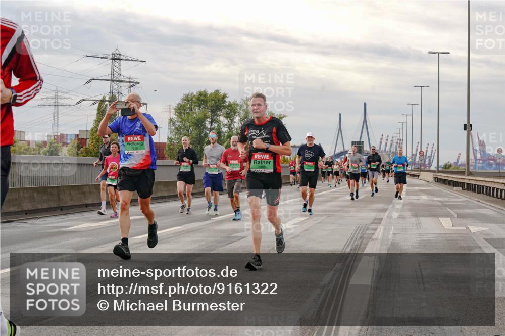 03.10.2025 - Köhlbrandbrückenlauf Michael Burmester http://msf.ph/oto/9161322 03.10.2025 15:59:04 Position 3 7910, 15, 16 meine-sportfotos.de