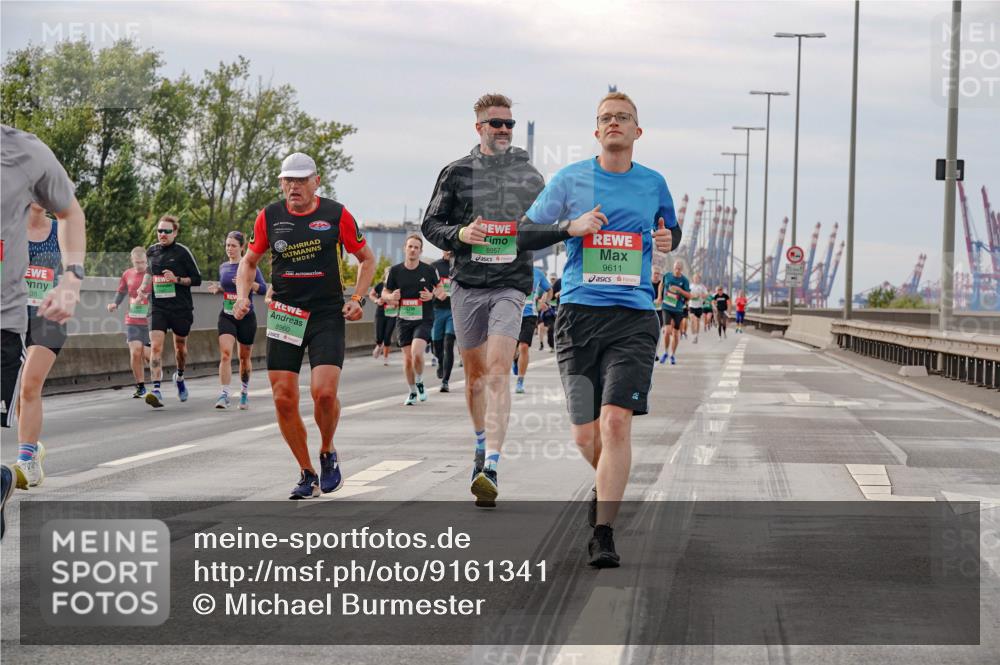 03.10.2025 - Köhlbrandbrückenlauf Michael Burmester http://msf.ph/oto/9161341 03.10.2025 15:59:11 Position 3 8957, 9611, 8960 meine-sportfotos.de