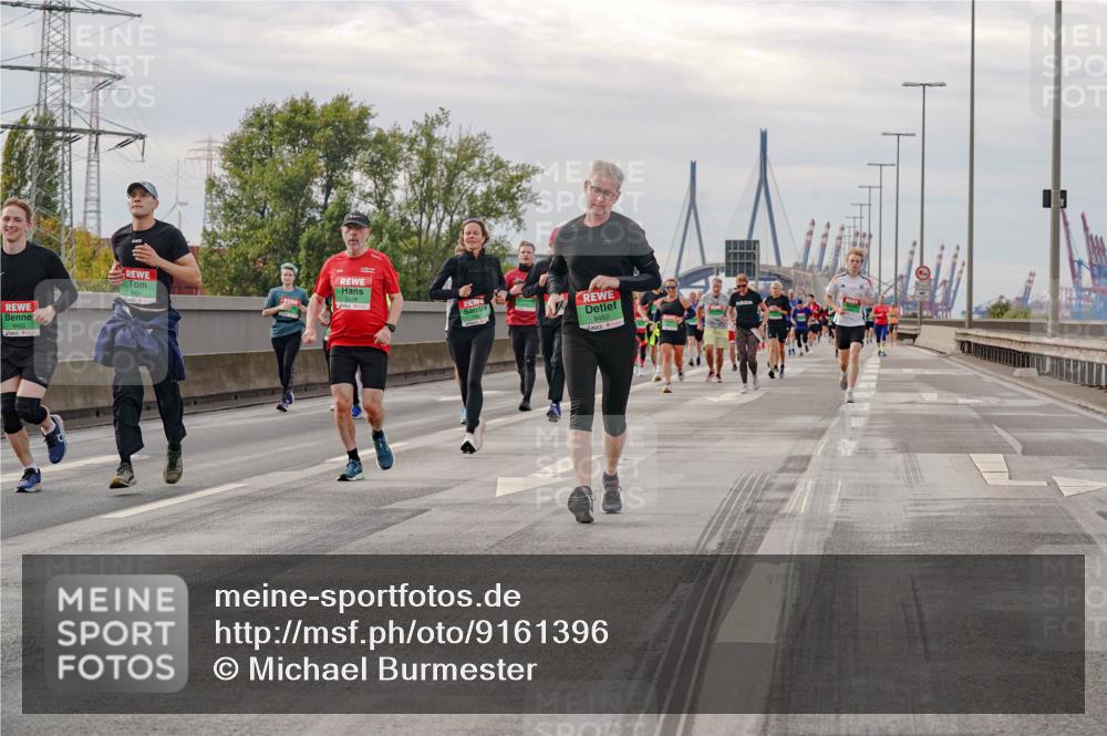 03.10.2025 - Köhlbrandbrückenlauf Michael Burmester http://msf.ph/oto/9161396 03.10.2025 15:59:30 Position 3 9403, 9198, 9482 meine-sportfotos.de