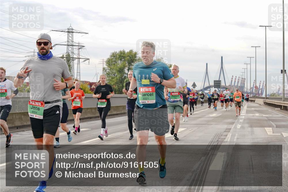03.10.2025 - Köhlbrandbrückenlauf Michael Burmester http://msf.ph/oto/9161505 03.10.2025 16:00:05 Position 3 2025, 9321, 8841, 9054 meine-sportfotos.de