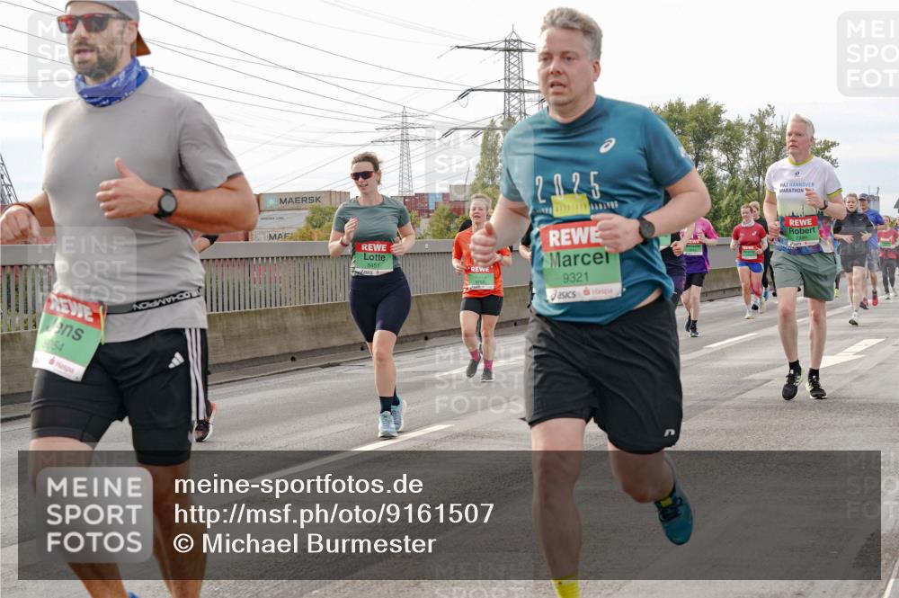 03.10.2025 - Köhlbrandbrückenlauf Michael Burmester http://msf.ph/oto/9161507 03.10.2025 16:00:06 Position 3 054, 8451, 2025, 9321 meine-sportfotos.de