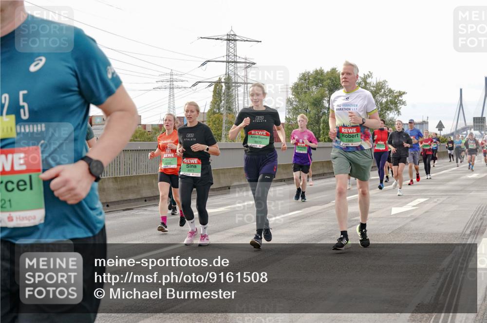 03.10.2025 - Köhlbrandbrückenlauf Michael Burmester http://msf.ph/oto/9161508 03.10.2025 16:00:07 Position 3 57, 8970, 7399, 25, 21, 8971 meine-sportfotos.de