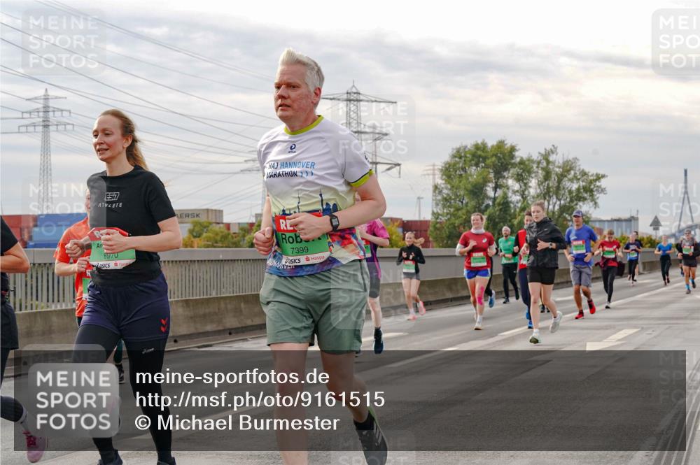03.10.2025 - Köhlbrandbrückenlauf Michael Burmester http://msf.ph/oto/9161515 03.10.2025 16:00:09 Position 3 7, 8970, 7399 meine-sportfotos.de