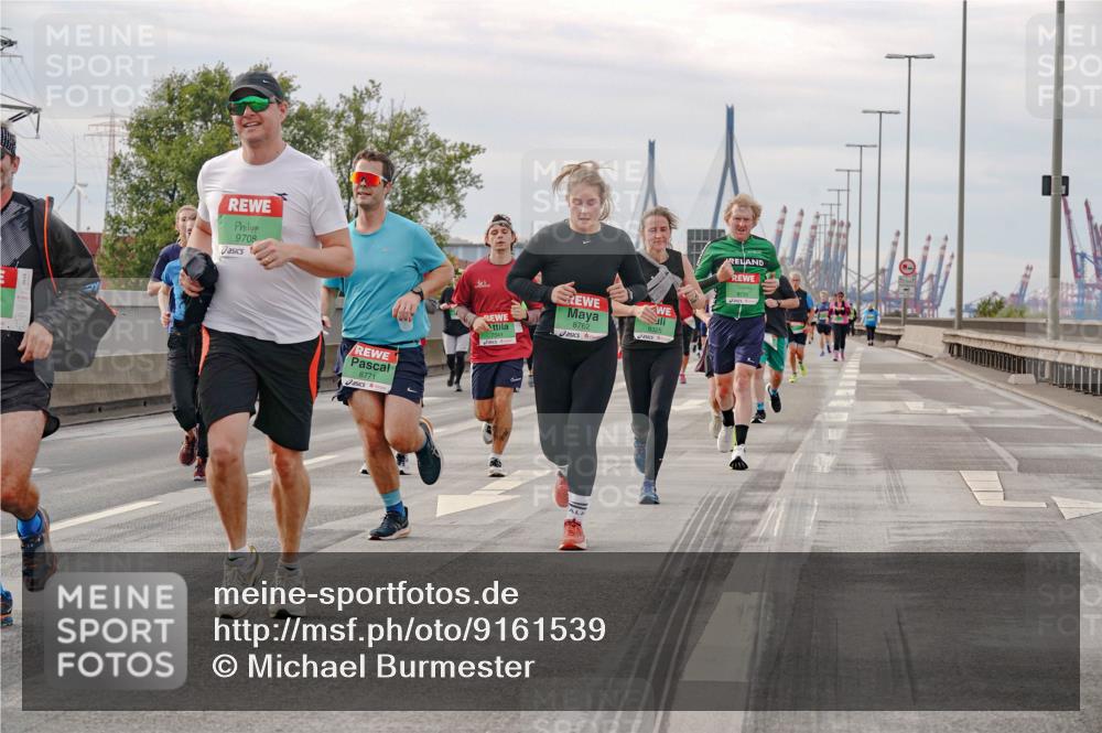 03.10.2025 - Köhlbrandbrückenlauf Michael Burmester http://msf.ph/oto/9161539 03.10.2025 16:00:18 Position 3 9708, 8771, 8762 meine-sportfotos.de