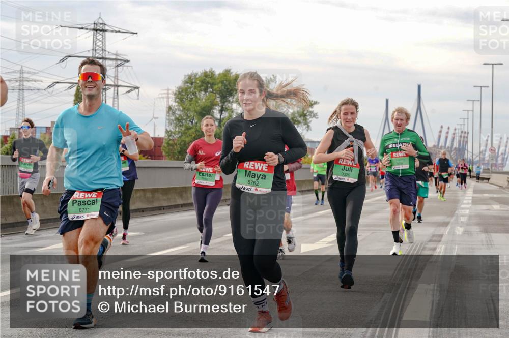 03.10.2025 - Köhlbrandbrückenlauf Michael Burmester http://msf.ph/oto/9161547 03.10.2025 16:00:20 Position 3 8771, 8762, 9325 meine-sportfotos.de