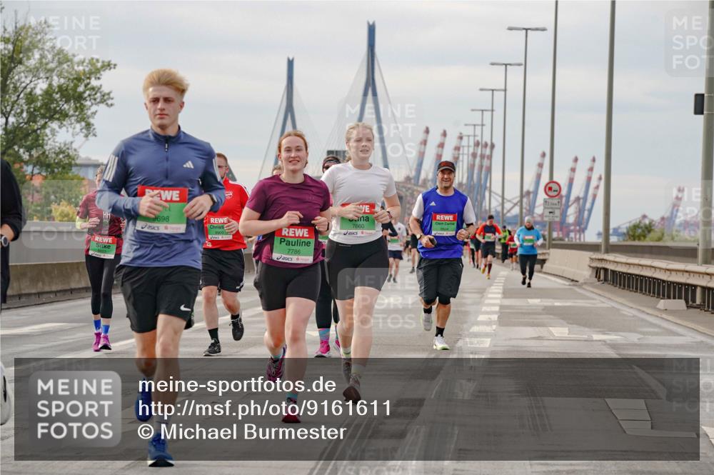 03.10.2025 - Köhlbrandbrückenlauf Michael Burmester http://msf.ph/oto/9161611 03.10.2025 16:00:45 Position 3 698, 7786, 7660 meine-sportfotos.de