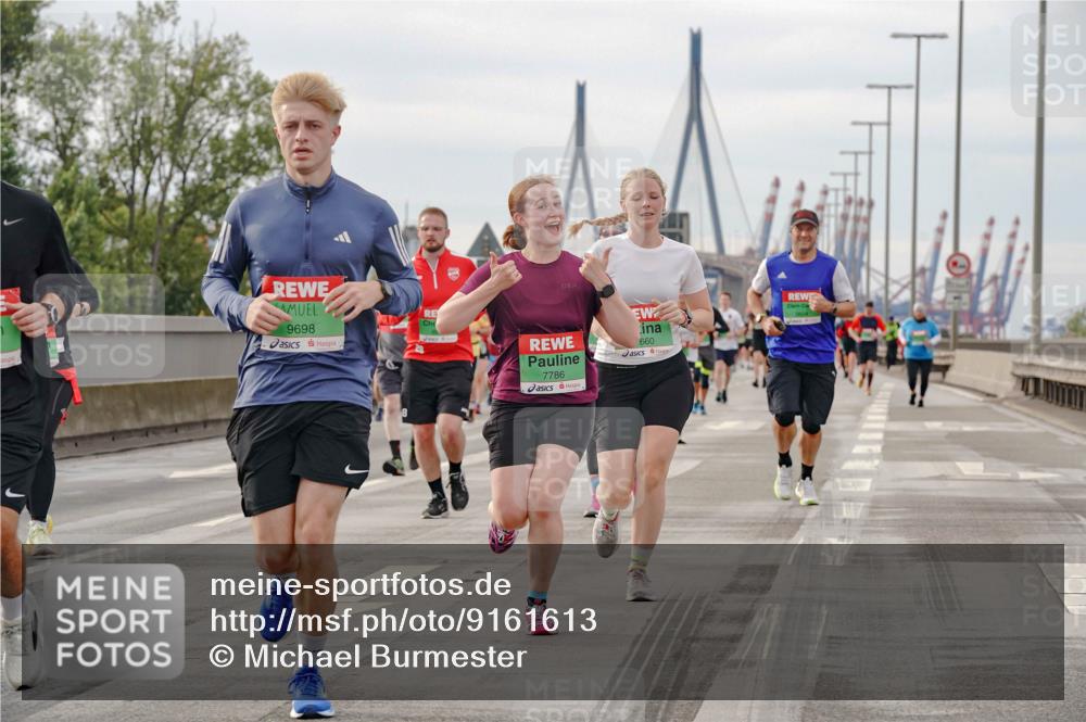 03.10.2025 - Köhlbrandbrückenlauf Michael Burmester http://msf.ph/oto/9161613 03.10.2025 16:00:45 Position 3 9698, 7786, 660 meine-sportfotos.de