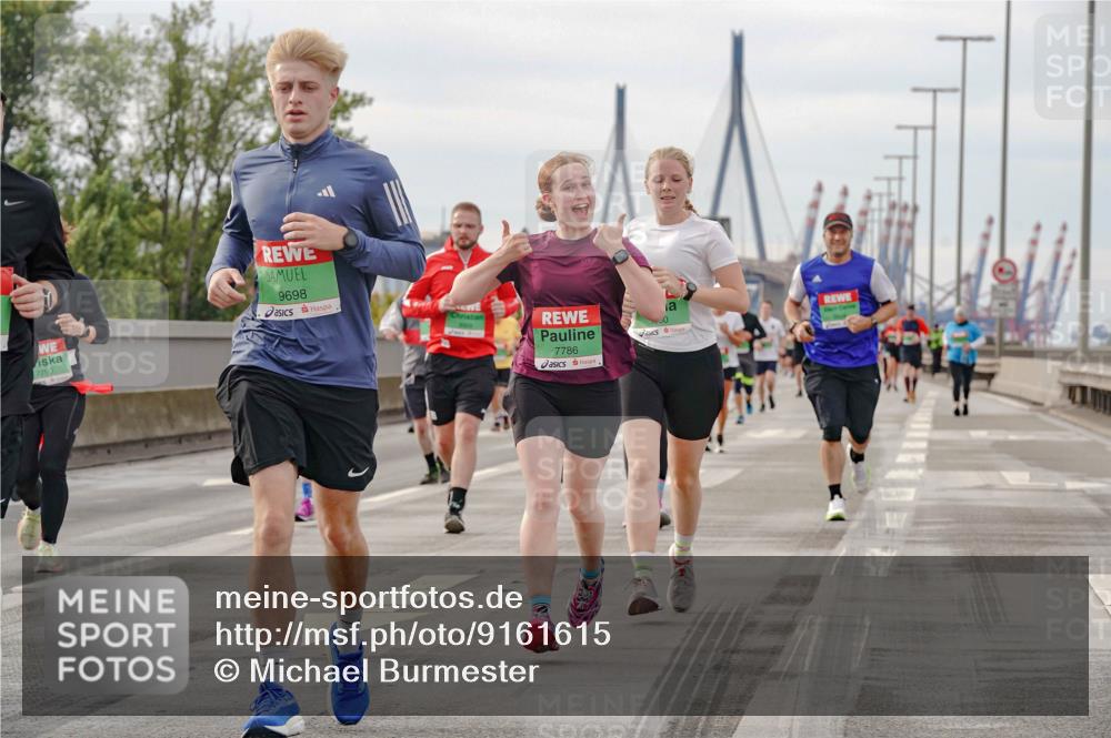 03.10.2025 - Köhlbrandbrückenlauf Michael Burmester http://msf.ph/oto/9161615 03.10.2025 16:00:46 Position 3 7790, 9698, 7786 meine-sportfotos.de