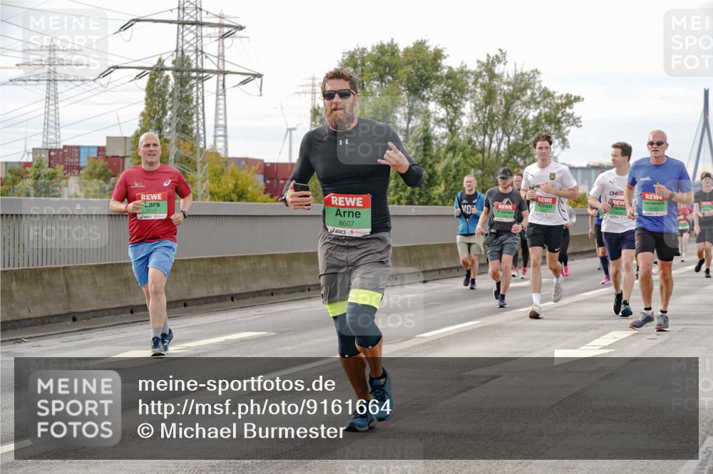 03.10.2025 - Köhlbrandbrückenlauf Michael Burmester http://msf.ph/oto/9161664 03.10.2025 16:01:04 Position 3 33, 7717, 8607 meine-sportfotos.de