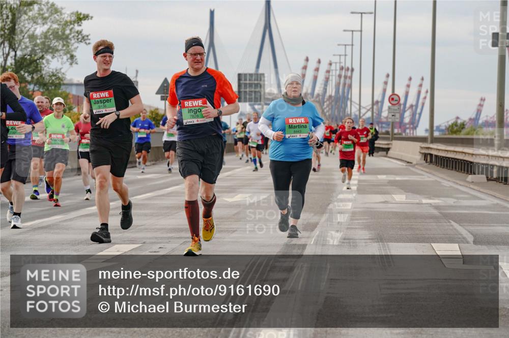 03.10.2025 - Köhlbrandbrückenlauf Michael Burmester http://msf.ph/oto/9161690 03.10.2025 16:01:10 Position 3 7325, 9136, 7828, 8443 meine-sportfotos.de