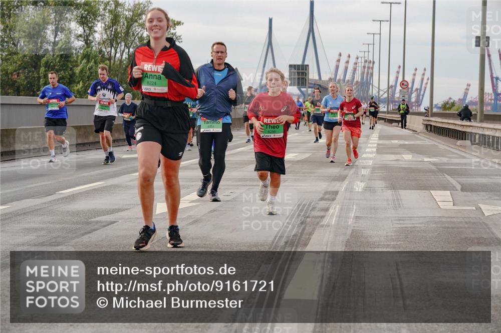 03.10.2025 - Köhlbrandbrückenlauf Michael Burmester http://msf.ph/oto/9161721 03.10.2025 16:01:21 Position 3 8224, 9351, 8256 meine-sportfotos.de