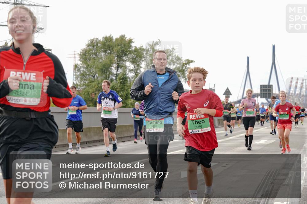 03.10.2025 - Köhlbrandbrückenlauf Michael Burmester http://msf.ph/oto/9161727 03.10.2025 16:01:23 Position 3 8224, 9351, 8256 meine-sportfotos.de