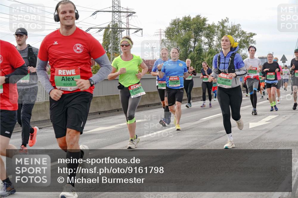 03.10.2025 - Köhlbrandbrückenlauf Michael Burmester http://msf.ph/oto/9161798 03.10.2025 16:01:46 Position 3 8998, 8032, 8071 meine-sportfotos.de