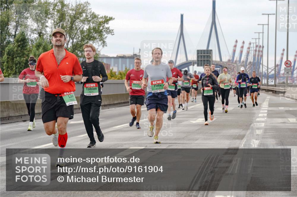 03.10.2025 - Köhlbrandbrückenlauf Michael Burmester http://msf.ph/oto/9161904 03.10.2025 16:02:20 Position 3 7671, 9608, 8229 meine-sportfotos.de