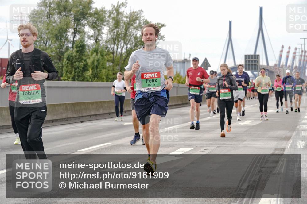 03.10.2025 - Köhlbrandbrückenlauf Michael Burmester http://msf.ph/oto/9161909 03.10.2025 16:02:23 Position 3 7671, 8229 meine-sportfotos.de