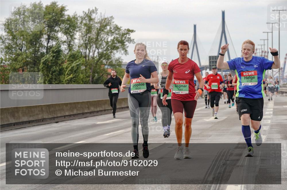 03.10.2025 - Köhlbrandbrückenlauf Michael Burmester http://msf.ph/oto/9162029 03.10.2025 16:03:11 Position 3 8504, 9069, 9134 meine-sportfotos.de