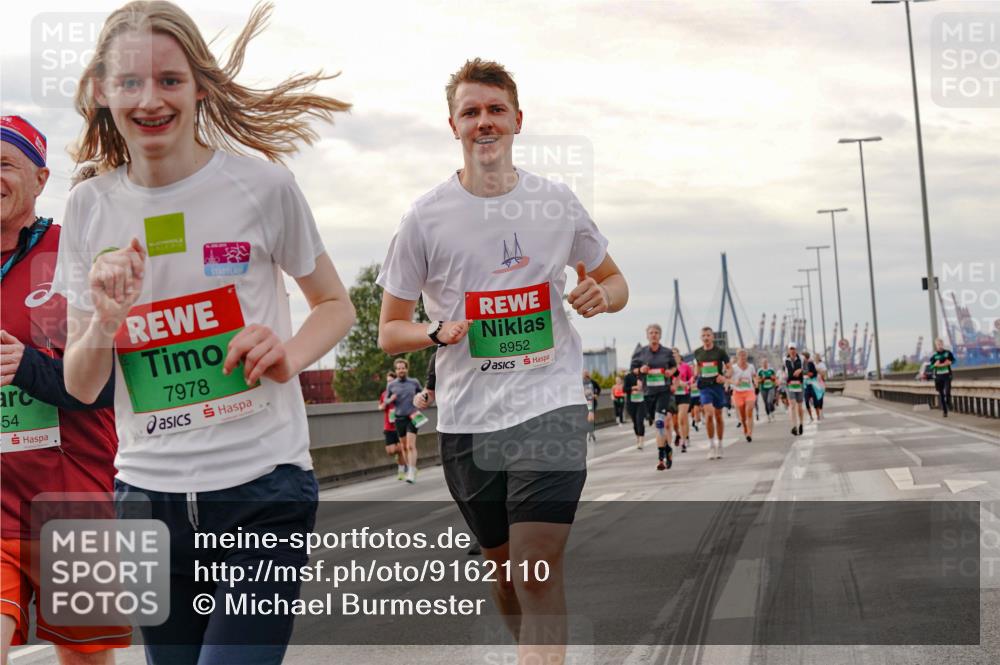 03.10.2025 - Köhlbrandbrückenlauf Michael Burmester http://msf.ph/oto/9162110 03.10.2025 16:03:37 Position 3 54, 7978, 8952 meine-sportfotos.de