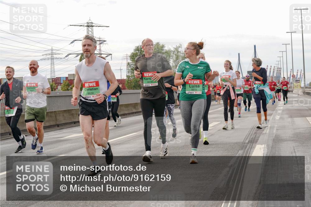 03.10.2025 - Köhlbrandbrückenlauf Michael Burmester http://msf.ph/oto/9162159 03.10.2025 16:03:54 Position 3 9530, 8816, 7, 8815 meine-sportfotos.de