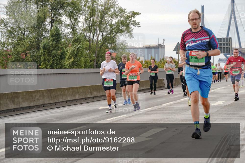 03.10.2025 - Köhlbrandbrückenlauf Michael Burmester http://msf.ph/oto/9162268 03.10.2025 16:04:31 Position 3 7377, 7930, 7869 meine-sportfotos.de