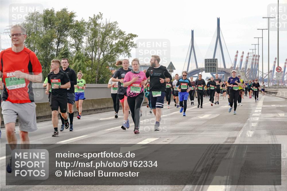 03.10.2025 - Köhlbrandbrückenlauf Michael Burmester http://msf.ph/oto/9162334 03.10.2025 16:04:59 Position 3 10, 8460, 7649, 12, 5 meine-sportfotos.de