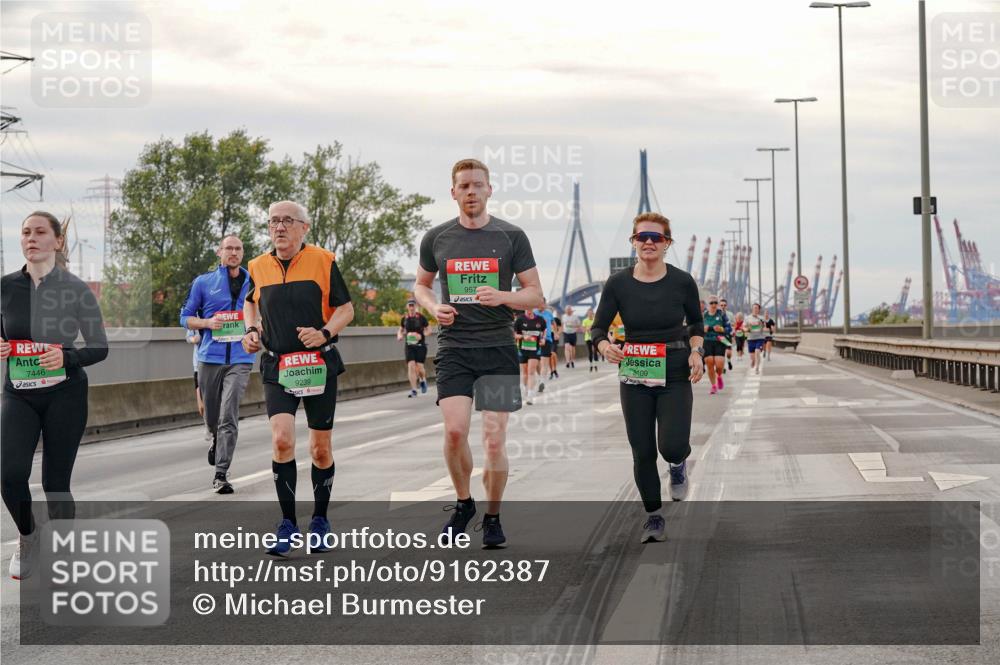 03.10.2025 - Köhlbrandbrückenlauf Michael Burmester http://msf.ph/oto/9162387 03.10.2025 16:05:17 Position 3 7446, 9239, 957, 8109 meine-sportfotos.de