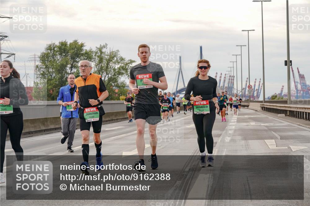 03.10.2025 - Köhlbrandbrückenlauf Michael Burmester http://msf.ph/oto/9162388 03.10.2025 16:05:17 Position 3 7446, 9239, 95, 8109 meine-sportfotos.de