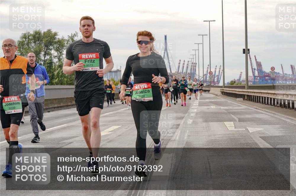 03.10.2025 - Köhlbrandbrückenlauf Michael Burmester http://msf.ph/oto/9162392 03.10.2025 16:05:18 Position 3 9239, 9573, 8109 meine-sportfotos.de