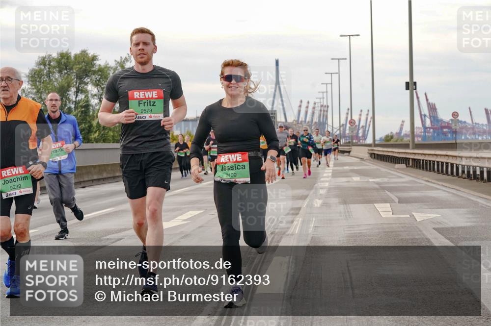 03.10.2025 - Köhlbrandbrückenlauf Michael Burmester http://msf.ph/oto/9162393 03.10.2025 16:05:18 Position 3 9239, 8997, 9573, 8109 meine-sportfotos.de