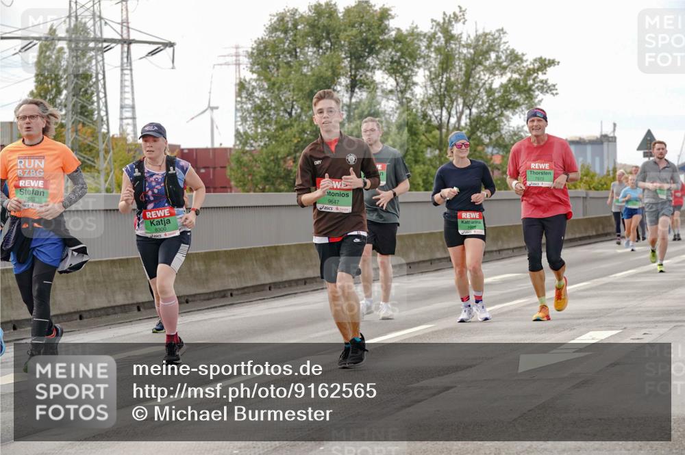 03.10.2025 - Köhlbrandbrückenlauf Michael Burmester http://msf.ph/oto/9162565 03.10.2025 16:06:18 Position 3 589, 8300, 9647, 7973 meine-sportfotos.de